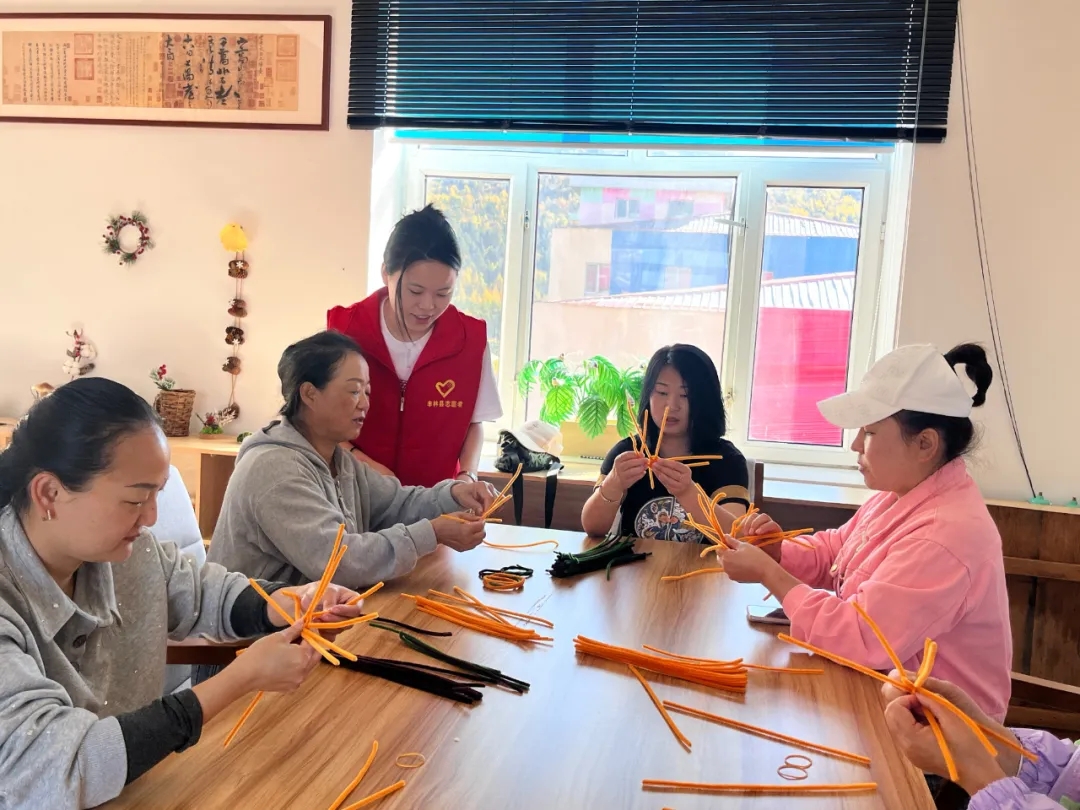 五營(yíng)鎮(zhèn)建林社區(qū)新時(shí)代文明實(shí)踐站開展“扭扭棒巧制中秋月 文化課堂暖人心”森林學(xué)坊活動(dòng)